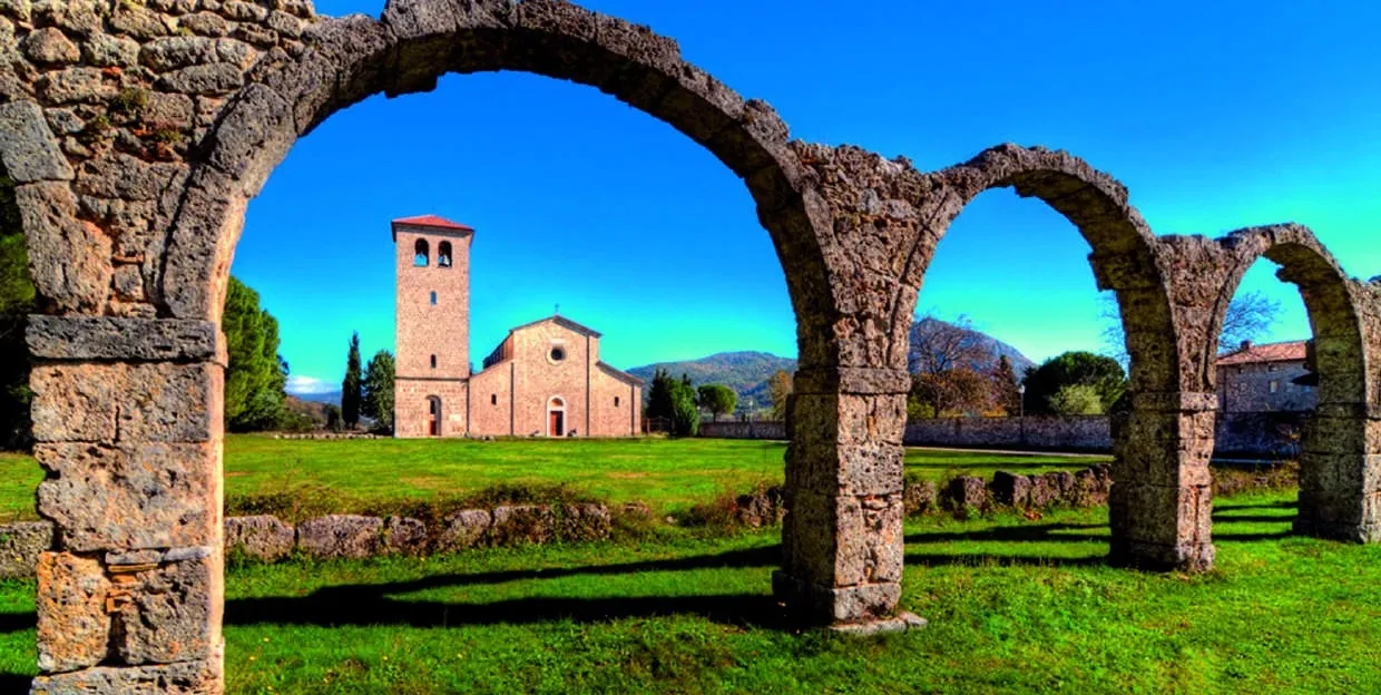 Gli archi in pietra davanti all'Abbazia di San Vincenzo al Volturno