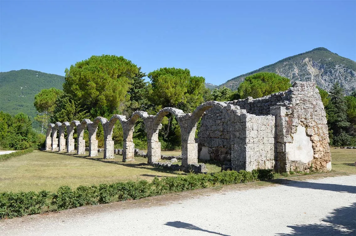 Il colonnato ad archi in pietra del complesso abbaziale