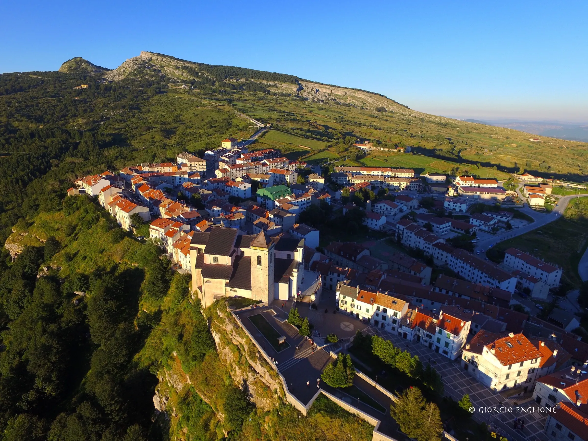 Veduta aerea del borgo di Capracotta sul crinale
