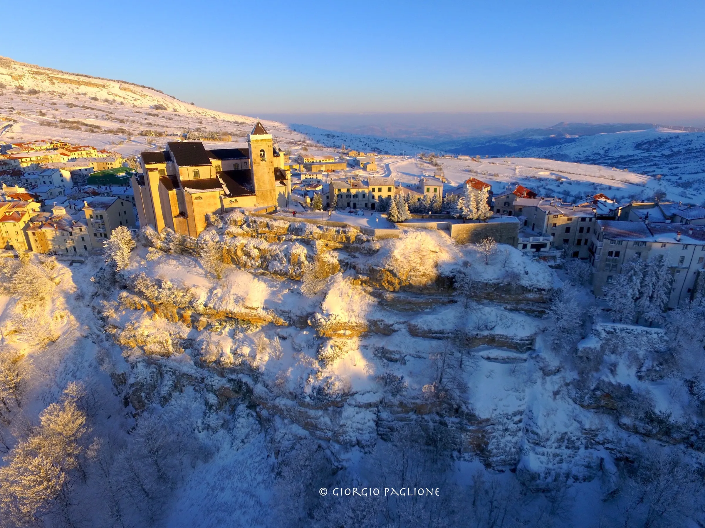 Veduta aerea di Capracotta innevata al tramonto