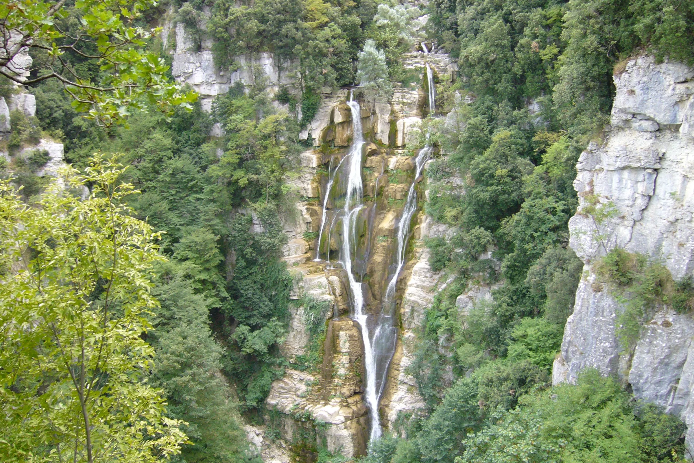 I salti delle Cascate del Verde lungo la parete rocciosa tra i boschi