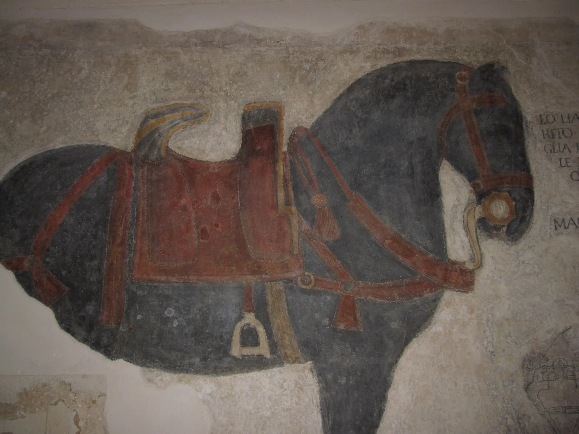 Affresco di un cavallo bardato nelle sale del Castello Pandone