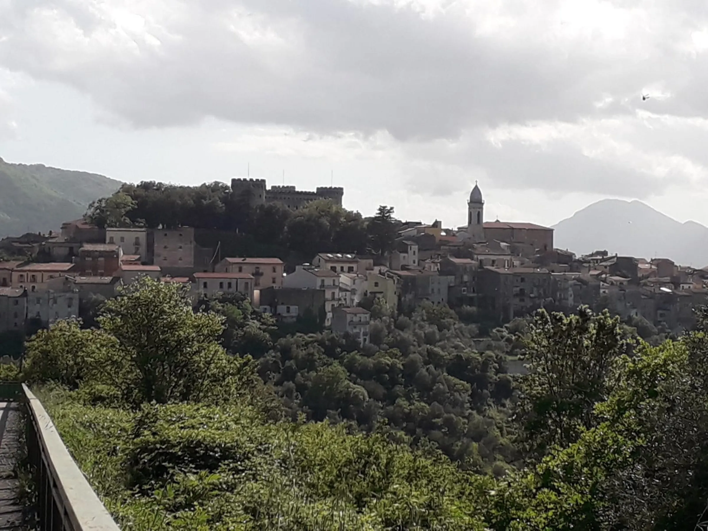 Il Castello Pignatelli domina il borgo di Monteroduni