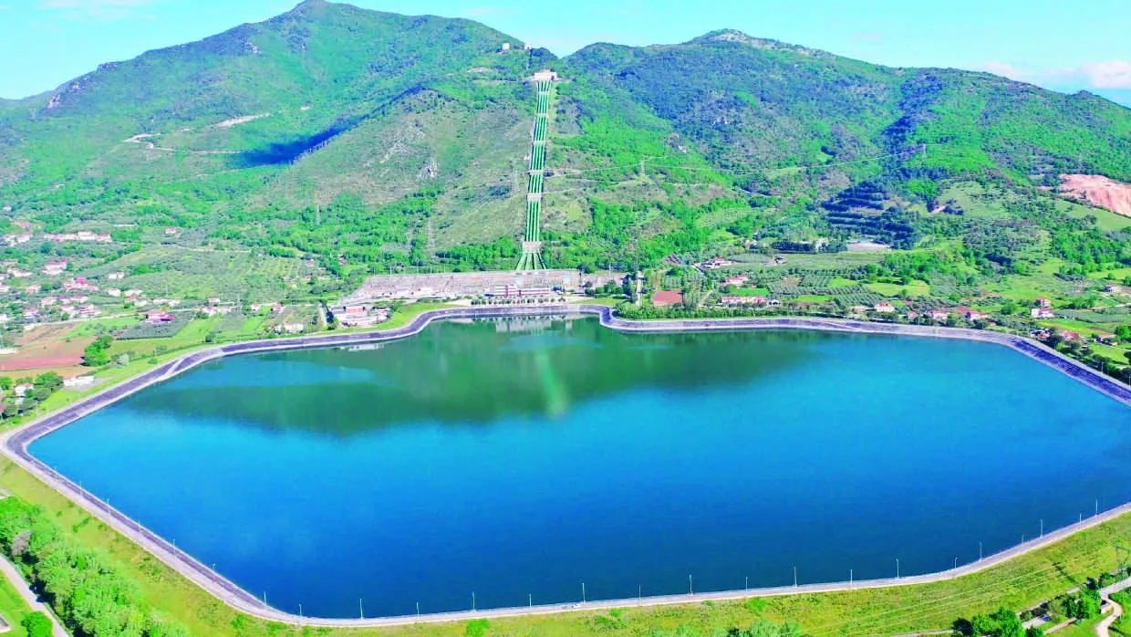 Il bacino della centrale idroelettrica di Presenzano visto dall'alto