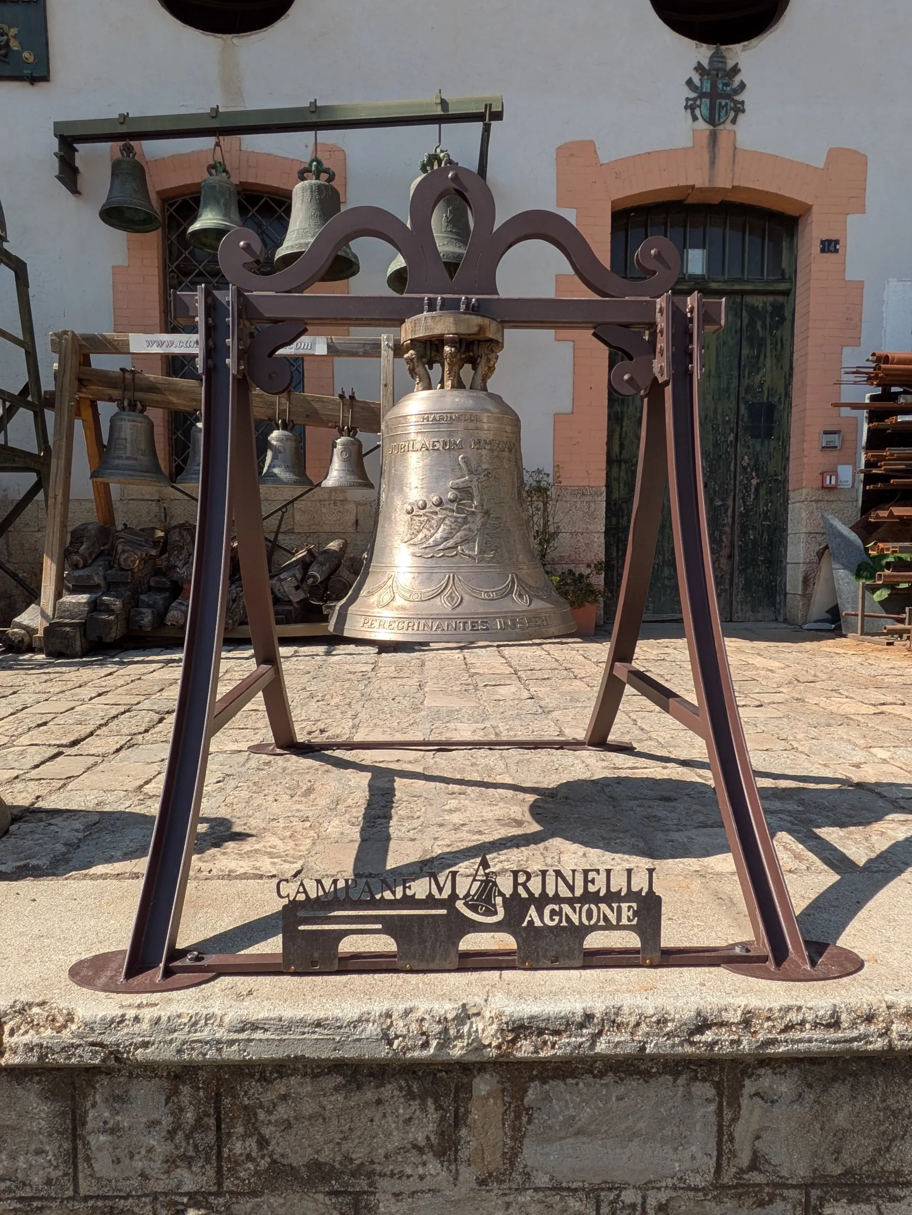 Una campana appena fusa davanti alla Fonderia Marinelli di Agnone
