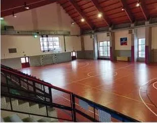 La palestra comunale con campo in parquet e tribuna