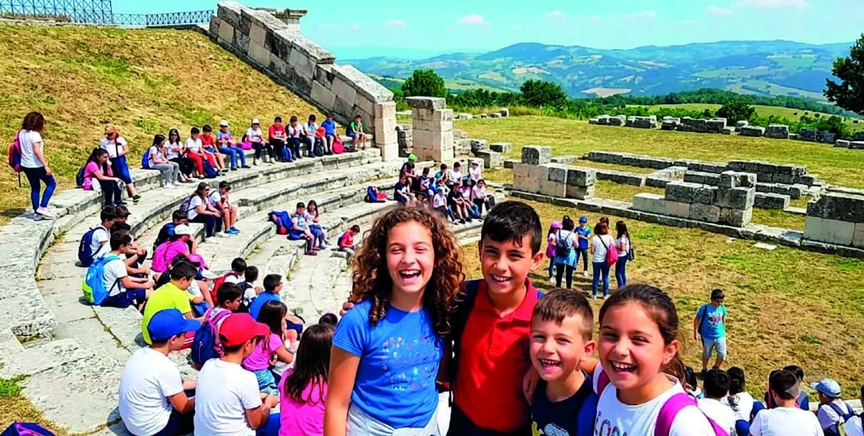 Studenti seduti sulle gradinate del Teatro Sannita di Pietrabbondante