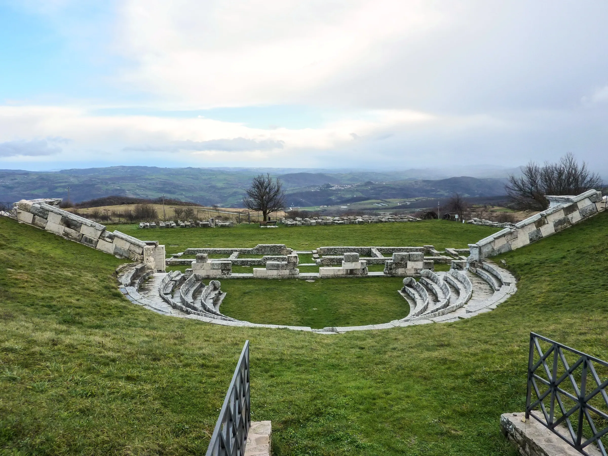 Le gradinate del Teatro sannita di Pietrabbondante affacciate sulla valle