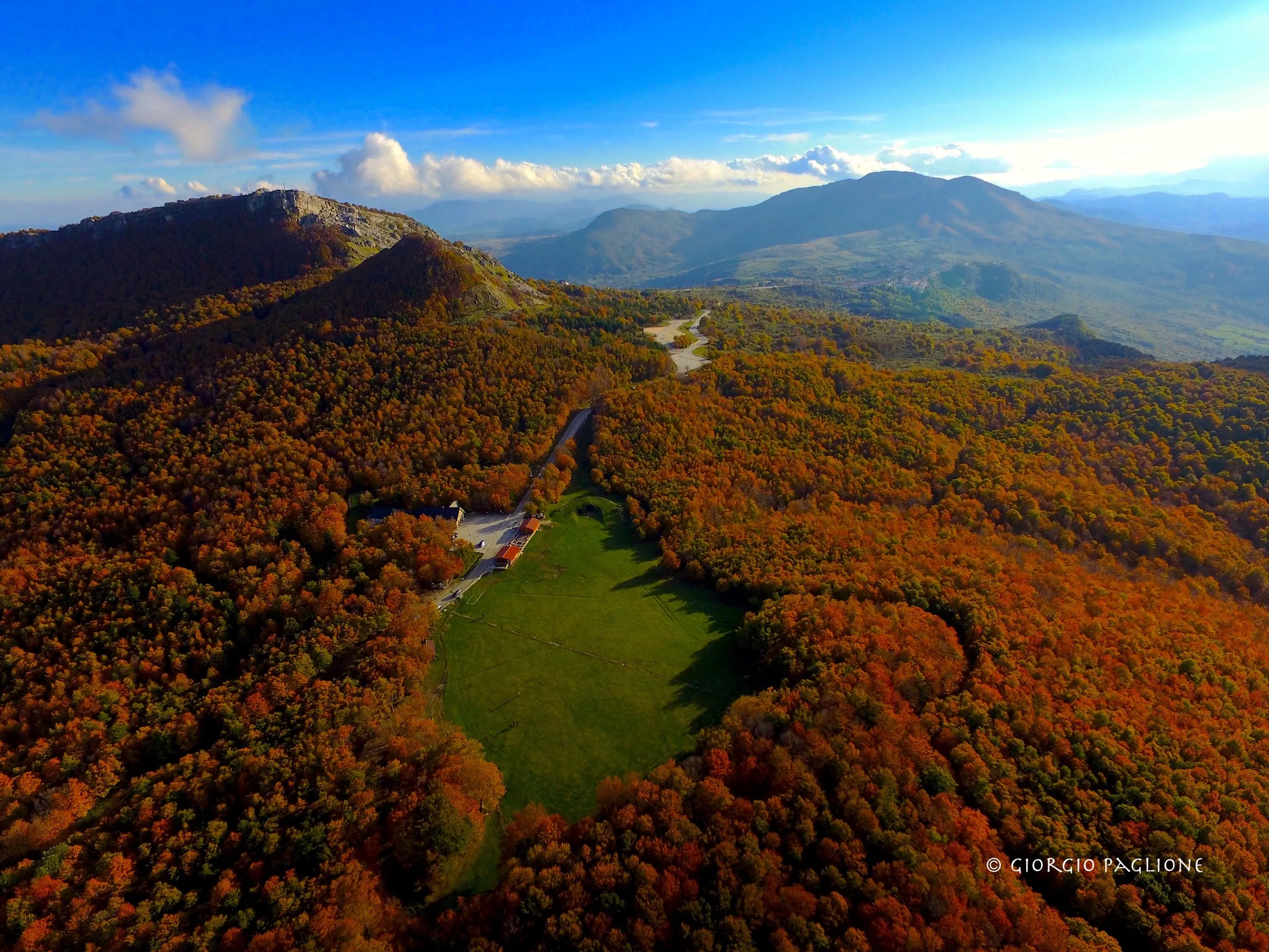 Veduta aerea dei boschi d’autunno dell’Alto Molise intorno a una radura