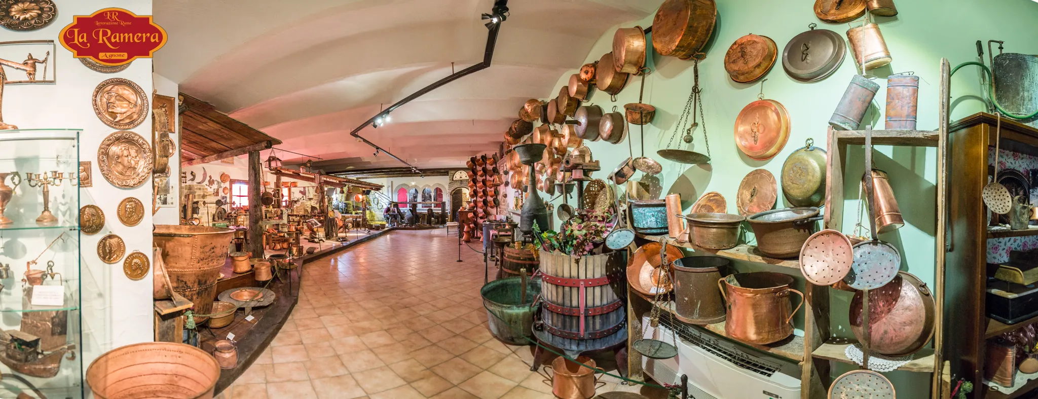 La sala del museo della Ramera con pentole, caldai e attrezzi in rame