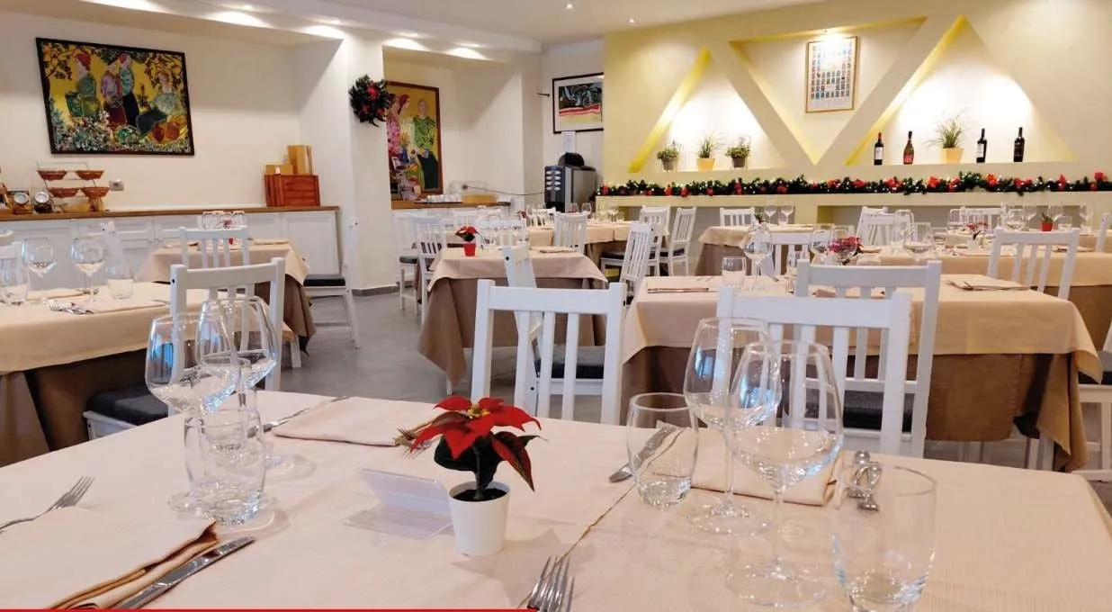 La sala della Trattoria del Conte con tavoli apparecchiati