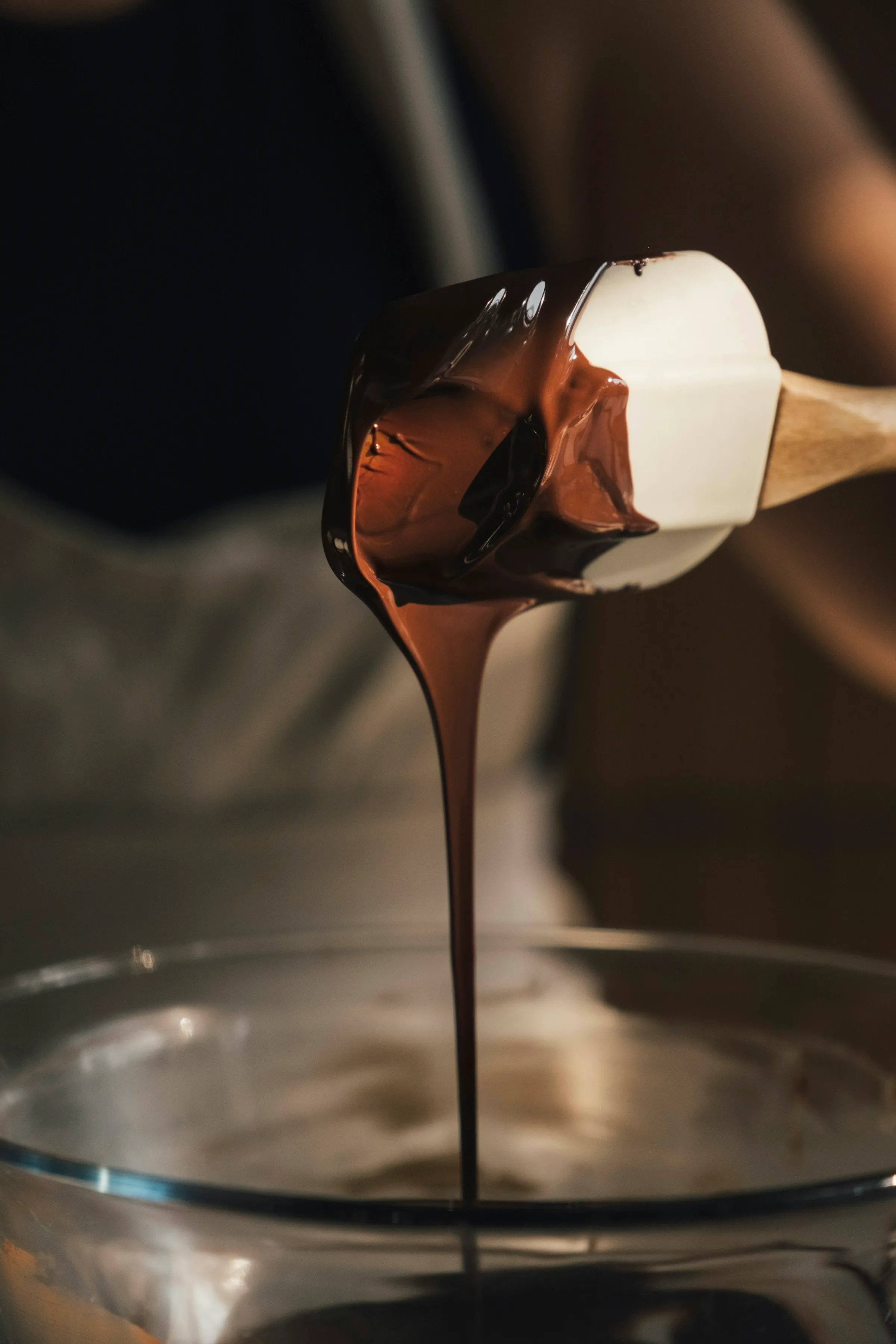 Cioccolato fuso che cola da una spatola durante la lavorazione